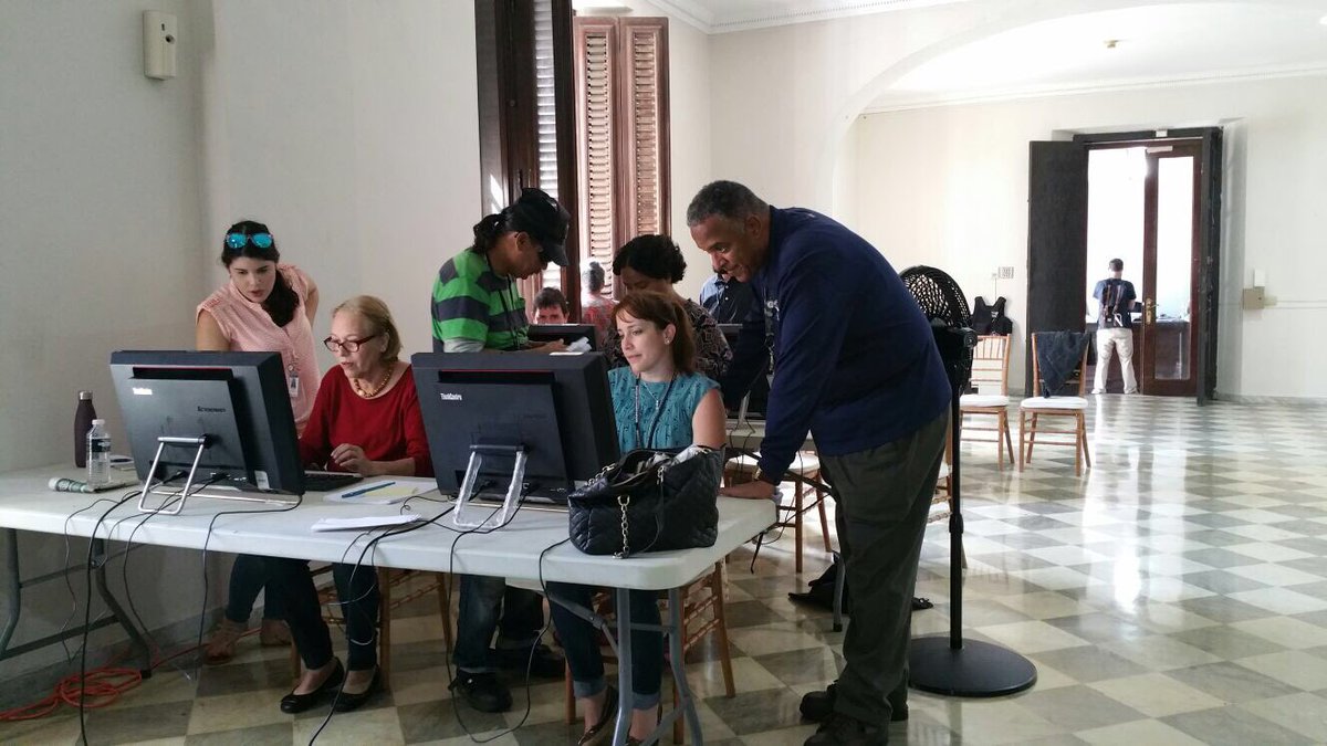 DeptEstadoPR's tweet photo. Ahora en nuestras oficinas del @DeptEstadoPR ofrece ayuda para solicitar asistencia por desastare a ciudadanos. https://t.co/Ue3cFXEuIi
