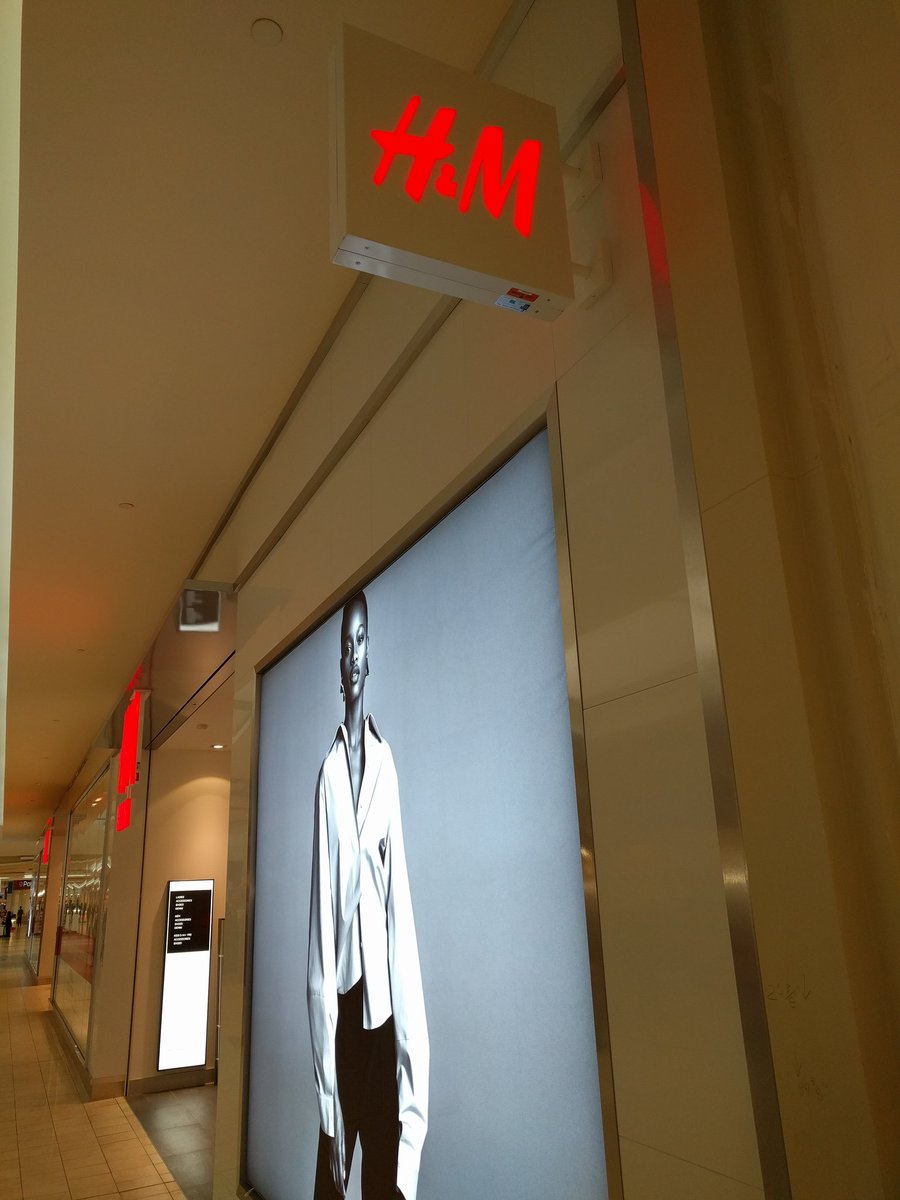 ForwardSign's tweet image. H&amp;amp;M Grand Reopening at Dufferin Mall. Look forward to more working on more locations down the road.