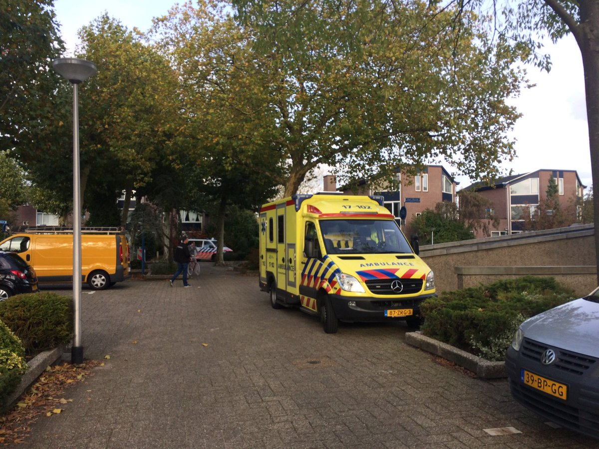 McPrehn_van's tweet photo. Trauma helicopter geland achter Het Ruim in de Bark in Barendrecht #Barendrecht #traumahelicopter https://t.co/2a5wNoQdMc