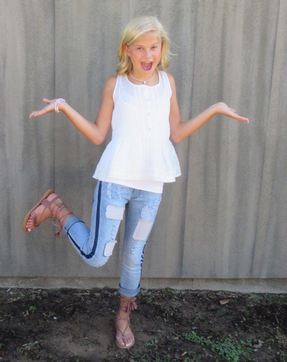 Wishing this spunky girl a HAPPY 13th BIRTHDAY!! Love you Darci Lynne 💗~mom,dad,nick,dalton and nate