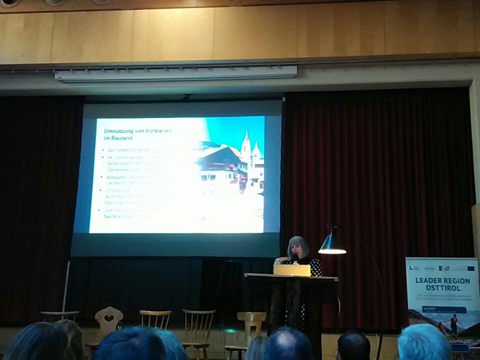 Mit Ärmelschonern und Boxhandschuhen gegen räumliche Fehlentwicklungen im Schatten der Architektur: Gerlind Weber @ #Leerstand17