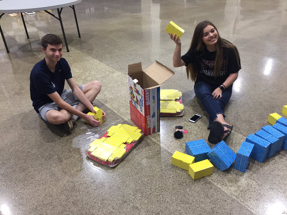 stmhelpdesk's tweet photo. #stemclub officers are preparing for the #technologyshowcase #robotcourse https://t.co/87evsEqanP