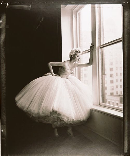 HLHistories's tweet photo. Nadja Auermann, New York, 1995. Photo by Patrick Demarchelie
 #model #newyork #ny #elegant #dress #fashion #fashionstatement #picoftheday https://t.co/xUcS1Cmul5