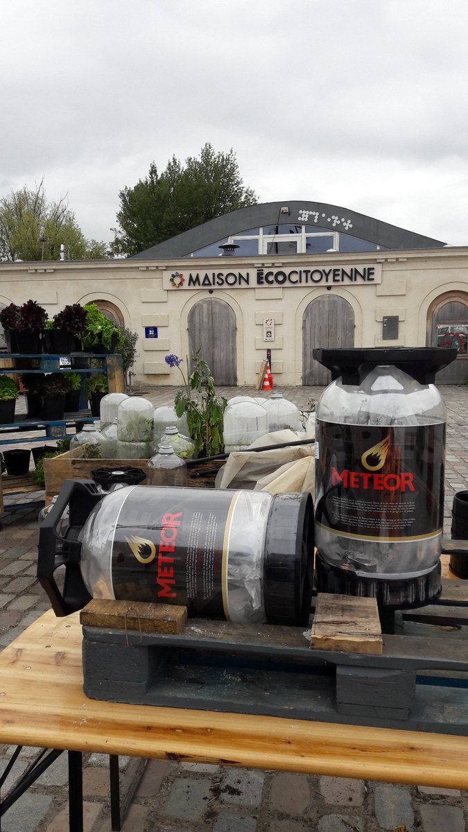 A chaque jour son lot d'innovations pour la ferme de la Glutamine ! Mini serres à partir de futs de bière habituellement incinérés...