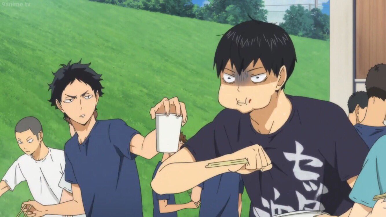 ひな 低浮上ぎみ 推しのギャップを2枚で伝える 今ハイキューみててウキウキしてるからハイキューの推しの一部も かっこいい影山とお肉勢いよく食べて喉に詰まらせるお茶目な影山 かっこいい田中さんと仏顔の田中さん