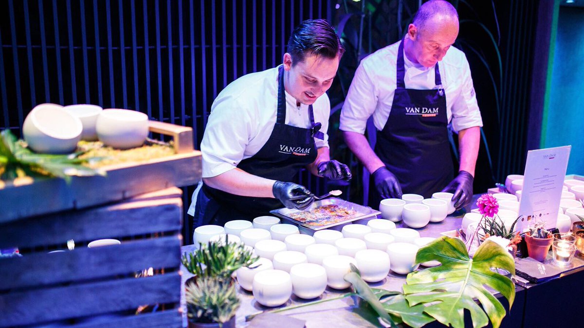 VanDamCatering's tweet photo. THROWBACK THURSDAY! ✨
Onze koks maakten hier een heerlijk gerecht van gepofte aubergine tijdens de Relatiedag in de Robbenzaal in Artis! https://t.co/FwzUeuIz7d