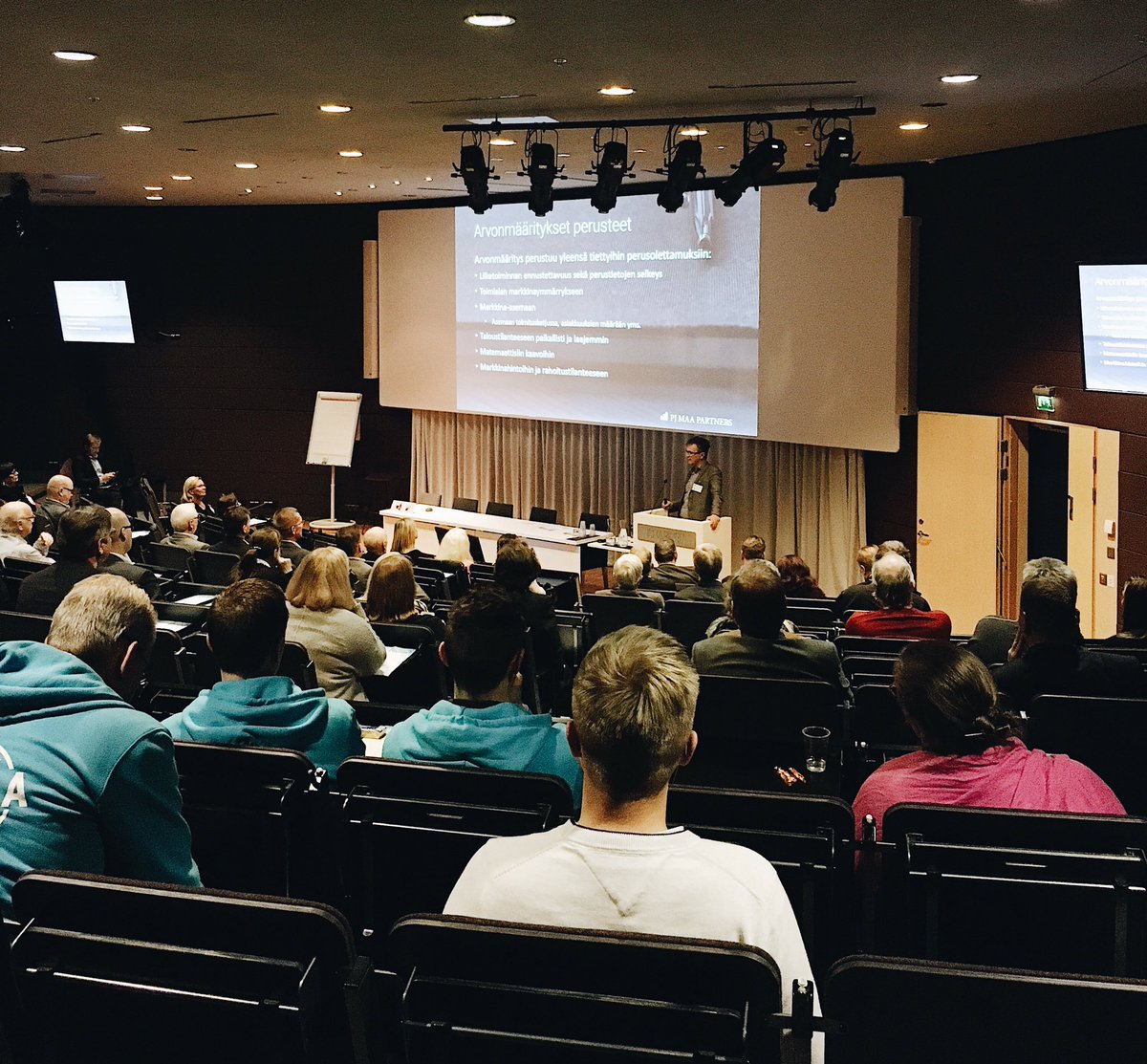 HELyrittajat's tweet photo. Yrityksen arvonmäärityksen perusteet: Pyri olemaan oman toimialasi markkinajohtaja, neuvoo @TammelaPekka. #YS17 #omistajanvaihdos https://t.co/tmgrFBmEBR