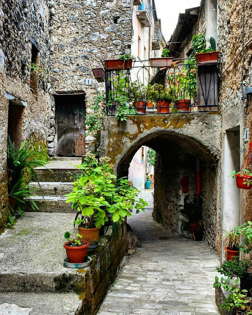 cilentolandia's tweet photo. A spasso tra i vicoli di #Felitto, in #Cilento, dove si respira ancora l'aria di un tempo, qando bastava davvero poco per essere felici 😍 https://t.co/zg6DLgBSju