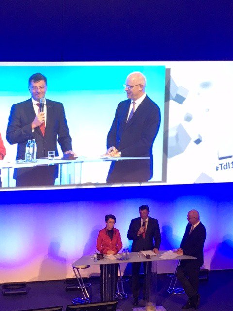 iv_industrie's tweet photo. Danke an @CKotanko für die Moderation des #IndustrieEmpfang & Themenschwerpunkt #Parteien im #IndustrieCheck @nachrichten_at #TdI17 https://t.co/Y18nDMCtlx