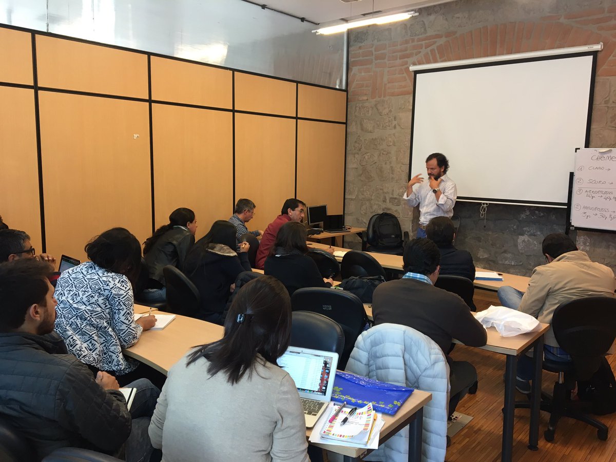 srualesp's tweet photo. Fortalecimiento a finalistas de #Retodeinnovacion de productos innovadores @CorpFavorita @conquitouio @aei_ec @EduSuperiorEc https://t.co/kviYvQE33i