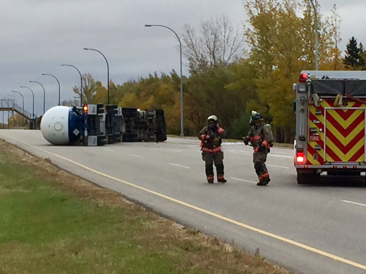 bergmichelle's tweet photo. Crews work to off-load ammonia gas from a semi-truck that has rolled on its side on College drive between Circle Drive and Central Ave. https://t.co/o6R02gUwtd