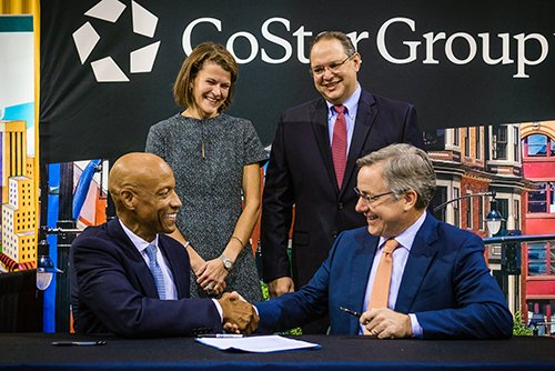 VCUBusiness's tweet photo. We are so thankful! @VCUBusiness to receive $2.5 million from @TheCoStarGroup for endowed chair https://t.co/1Yajpt95Q2 #VCURETC2017 @VCU https://t.co/OPWPXVKzvx