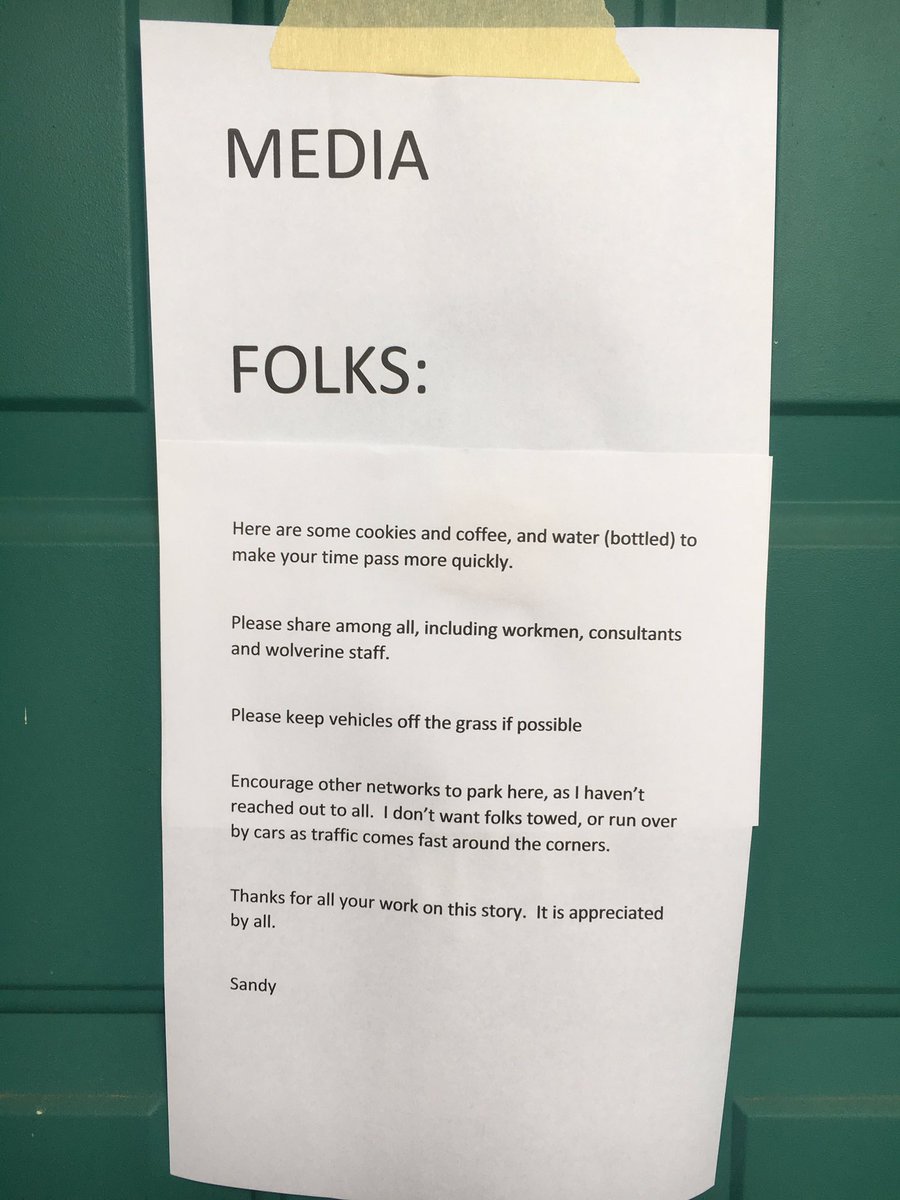 _HeatherWalker's tweet photo. There ARE kind people in the world... Found this on a neighbor's door, covering the #Wolverineworldwide water contamination story @WOODTV https://t.co/GE2J4QgXBE