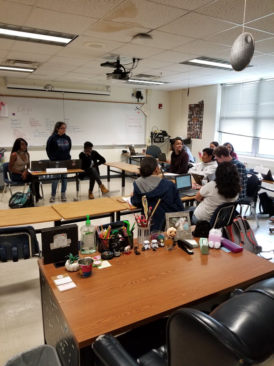 MeadowbrookIB's tweet photo. IB seniors debating The Treaty of Versailles #time2engage @MeadowbrookCCPS https://t.co/OuhBBIwrkT