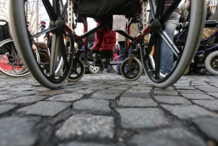 BFMTV's tweet photo. Un homme en fauteuil roulant se lève pour poursuivre son ami avec une hache https://t.co/oBsIdjiDuS https://t.co/vCWsMaKN37