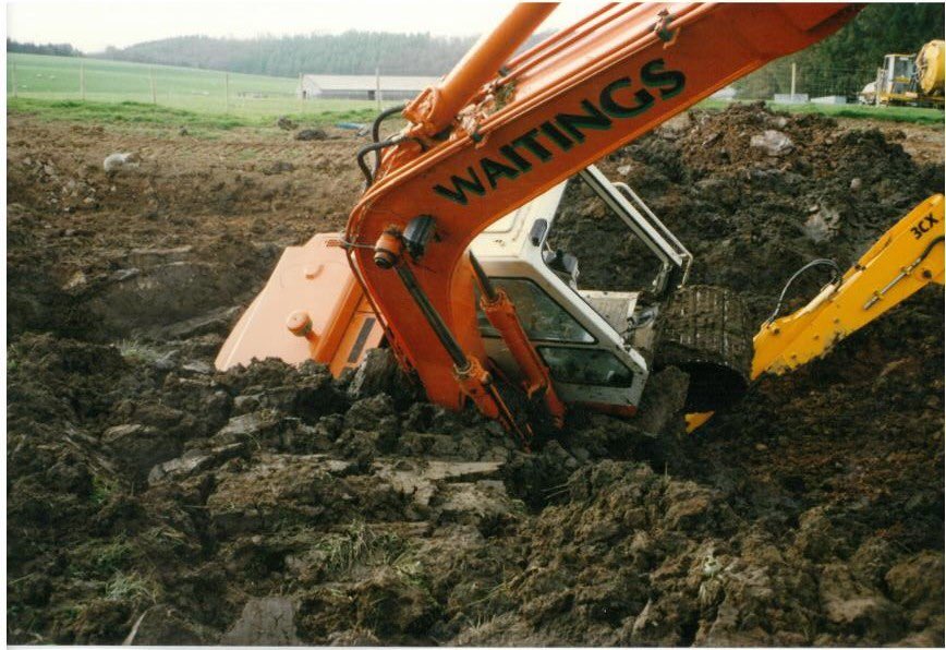 waitingsltd's tweet photo. Throw Back Thursday ⏪💚
Apparently these were the good old days ... 🤔😅
#TeamGreen #Daewoo130 #StuckInTheMud #NinetiesThrowBack https://t.co/HcuwHExnfi