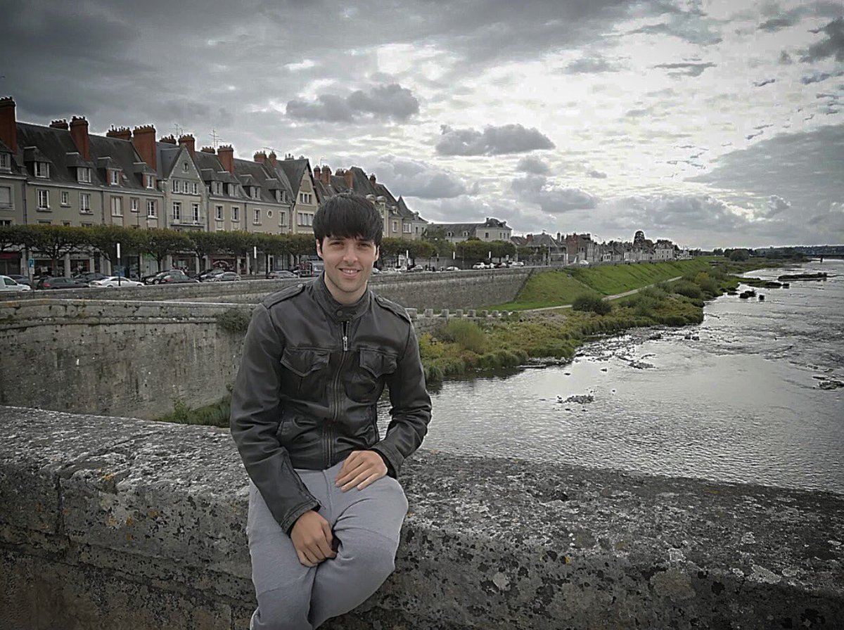 CharlieMag's tweet photo. Turism in Blois after the show! #tour #france #Blois #laloire #dovesact #galashows #visit #amazing #niceplaces https://t.co/cg4H3NxlxW