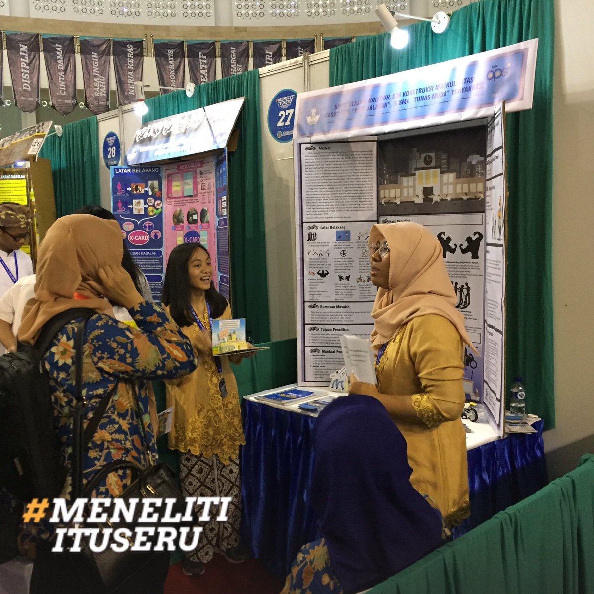 infoopsi's tweet photo. Mau tau gimana serunya pameran penelitian finalis #OPSI2017? Cek gambar berikut. #OPSI2017 
#MenelitiItuSeru https://t.co/cBrg2D8Ndg