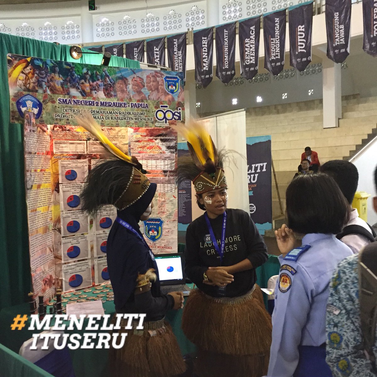 infoopsi's tweet photo. Mau tau gimana serunya pameran penelitian finalis #OPSI2017? Cek gambar berikut. #OPSI2017 
#MenelitiItuSeru https://t.co/cBrg2D8Ndg