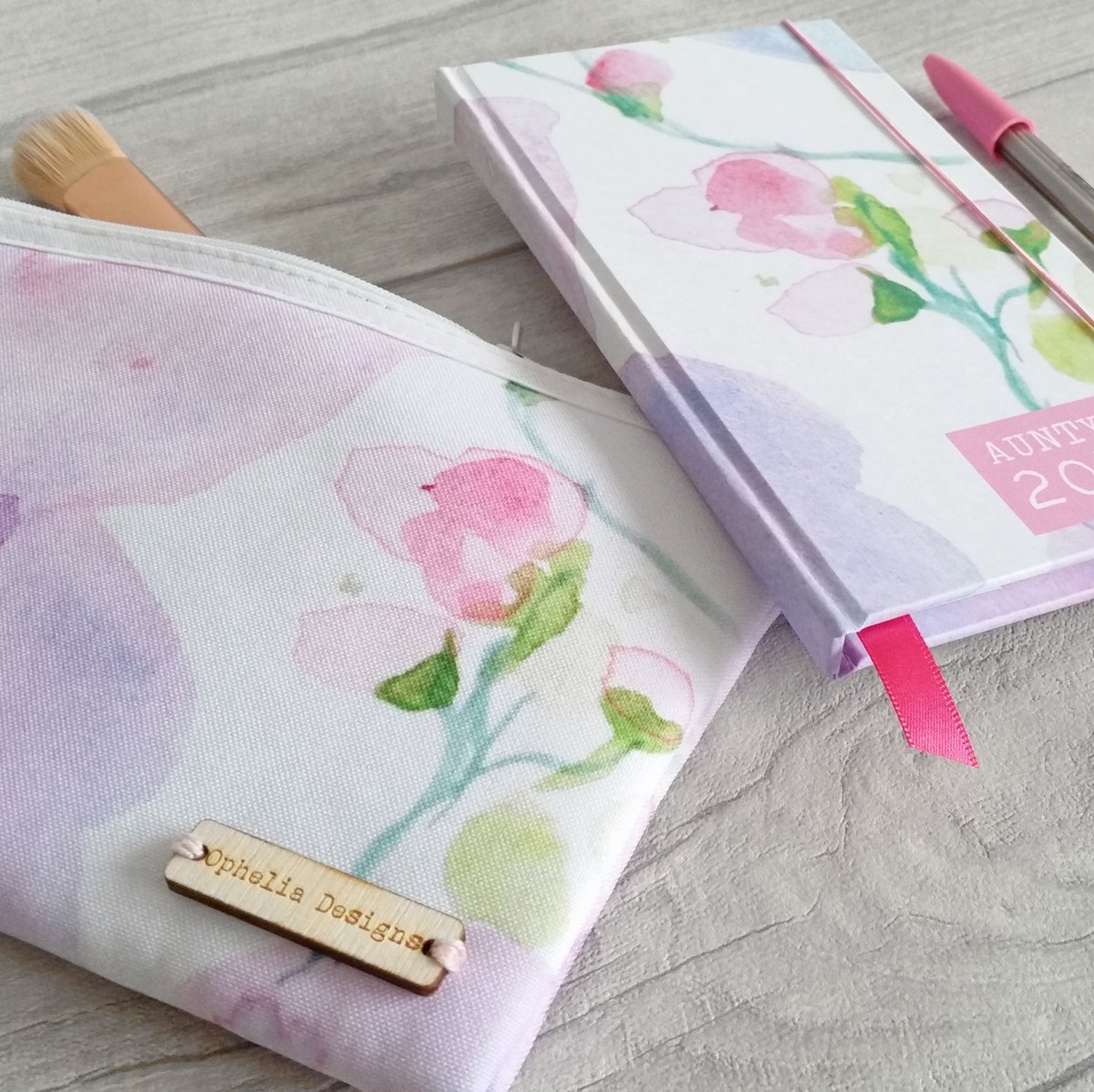 OpheliaDesigns's tweet photo. Matching gifts featuring my watercolour design 'Must have flowers' https://t.co/o9vaSwrgqH #watercolour #floral #design #prettygifts #etsy https://t.co/rWzZxmf9Z2