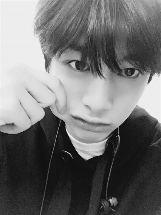 ringdingong's tweet image. black &amp;amp; white #MonbebeSelcaDay