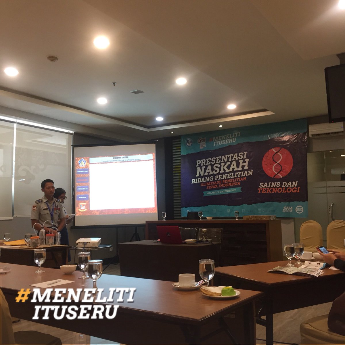 infoopsi's tweet photo. Para finalis sedang melakukan Presentasi Penelitian di depan dewan juri. #OPSI2017 #MenelitiItuSeru https://t.co/gUqTtNeyPw