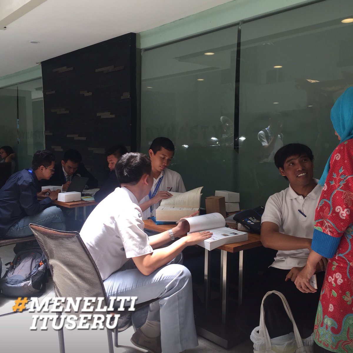 infoopsi's tweet photo. Para finalis sedang melakukan Presentasi Penelitian di depan dewan juri. #OPSI2017 #MenelitiItuSeru https://t.co/gUqTtNeyPw