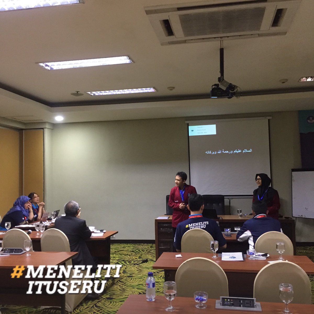 infoopsi's tweet photo. Para finalis sedang melakukan Presentasi Penelitian di depan dewan juri. #OPSI2017 #MenelitiItuSeru https://t.co/gUqTtNeyPw