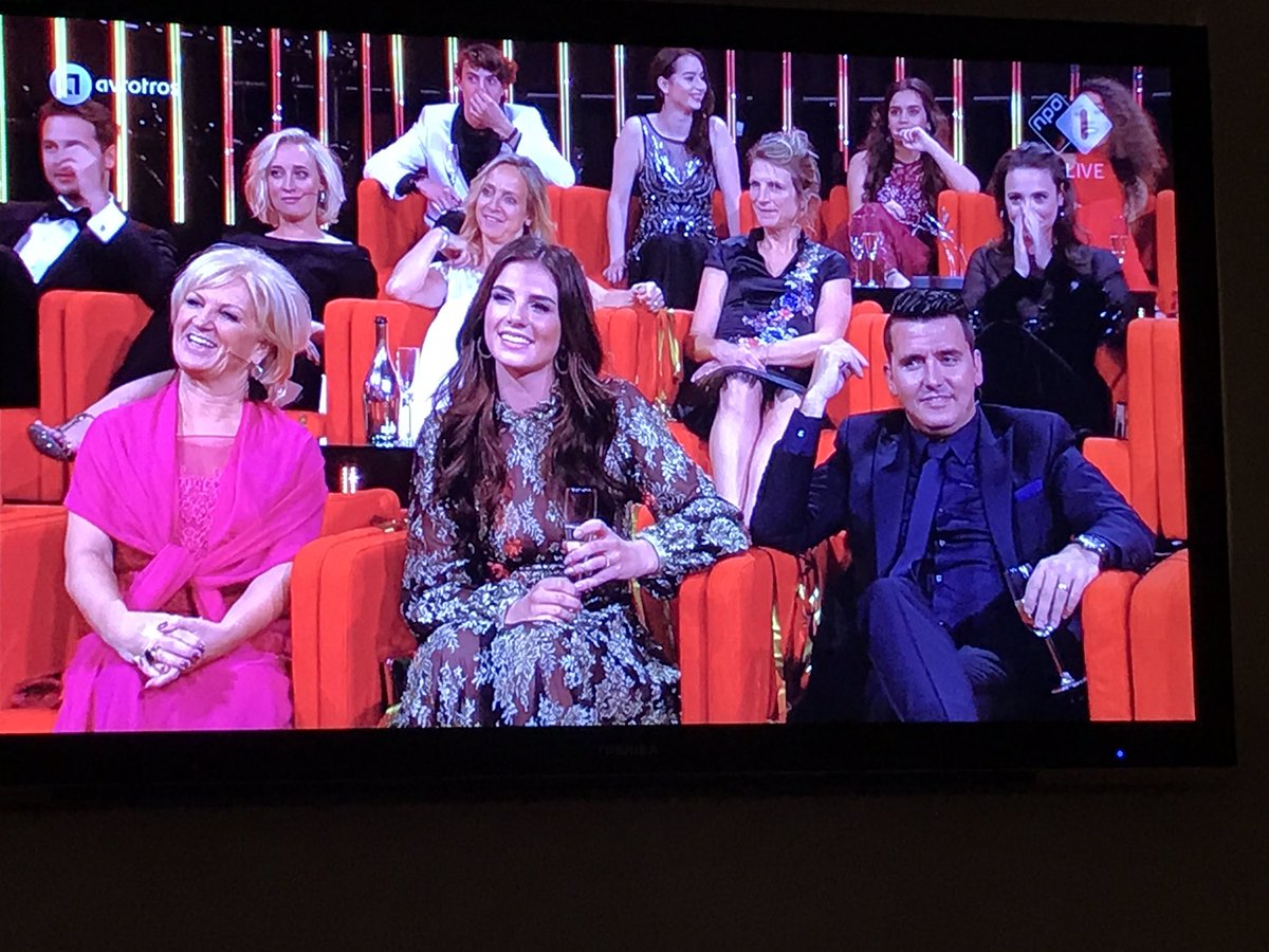 CynthiaHowstud's tweet photo. Jantje lacht, Jantje huilt tijdens de speech van Lubach..  #televizierring https://t.co/NMY9LL4IAy