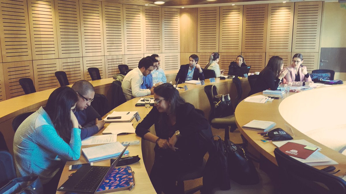 LinaEcheverri's tweet photo. Modo: Profesora de #MBARosarioGSB @URosario @Rosario_GSB #CreateURfuture convirtiéndolos al marketing!! https://t.co/Fbfc8nN5J4
