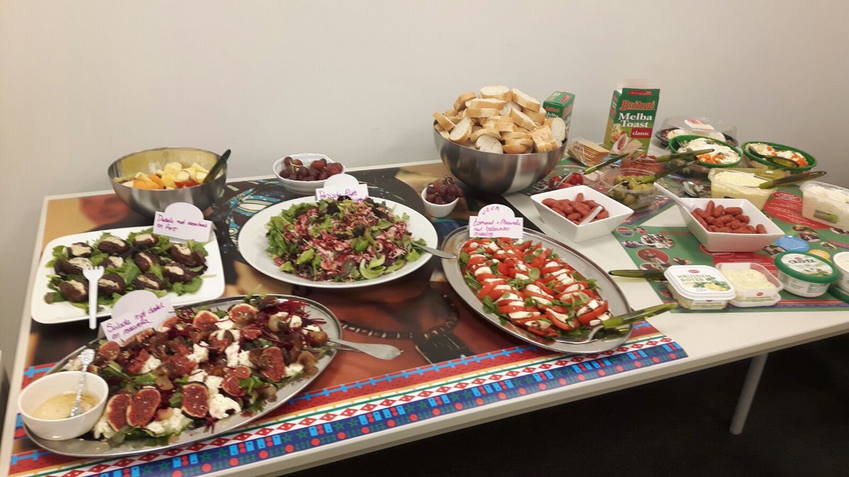 KKleinDouwel's tweet photo. Bijzonder @IntegratieDiner in de wijk. Wijkbewoners ontmoeten, samen eten, elkaar beter leren kennen! #zaanstad https://t.co/QwapSvsXAa