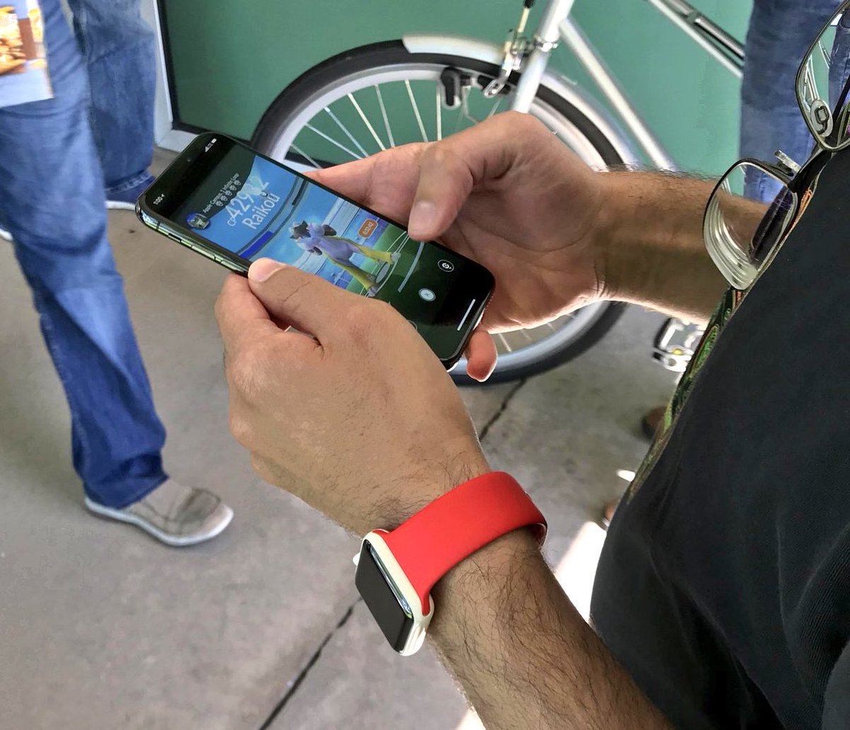 ايفون X وساعة ابل سيراميك 

وسيكل🌚🌚

اصلا عادي النسخه الاولى مشاكلها كثيره

مسكين بيضطر يرجعه لان بيكون فيه مشاكل🚶🏻🚶🏻🚶🏻