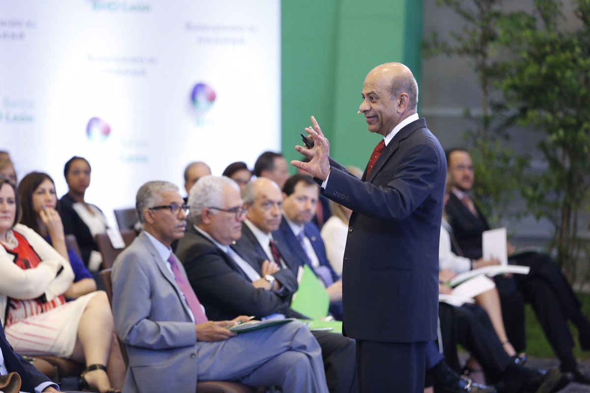 BancoBHD's tweet photo. . @VGovindarajan explica a los clientes cómo las grandes empresas pueden mantener el liderazgo en innovación #BHDLeónNegocios #3BoxSolution https://t.co/GutcpIublg
