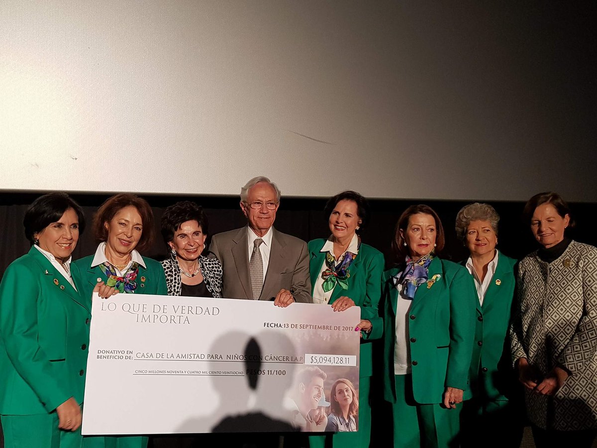 Entregamos el cheque por lo recaudado a @CasadelaAmistad y @VaXMiCuenta. Sólo nos queda decir ¡GRACIAS!