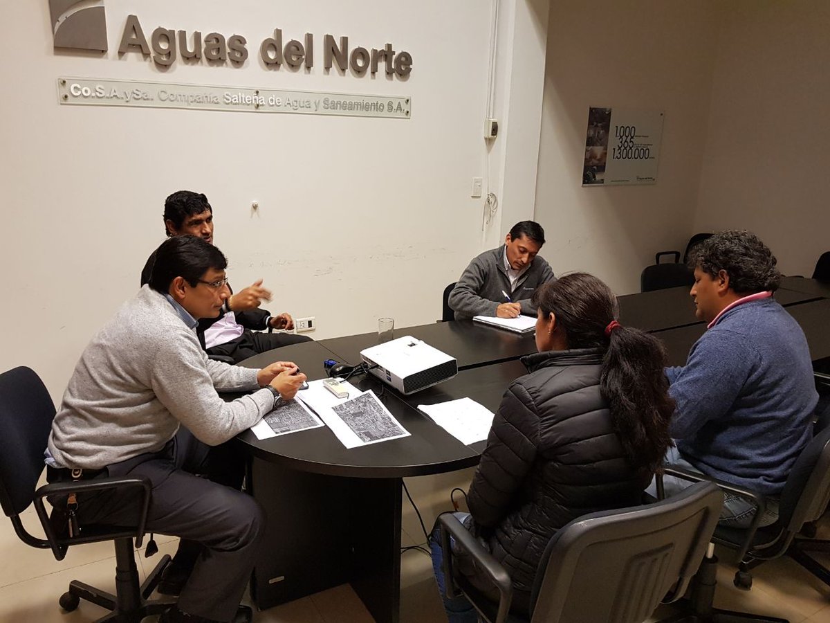 AguasdelNorteok's tweet photo. Recibimos a representante de vecinos del barrio Villa Lola para informar sobre proyecto de obra para el abastecimiento de agua potable https://t.co/U5zZosDxa3