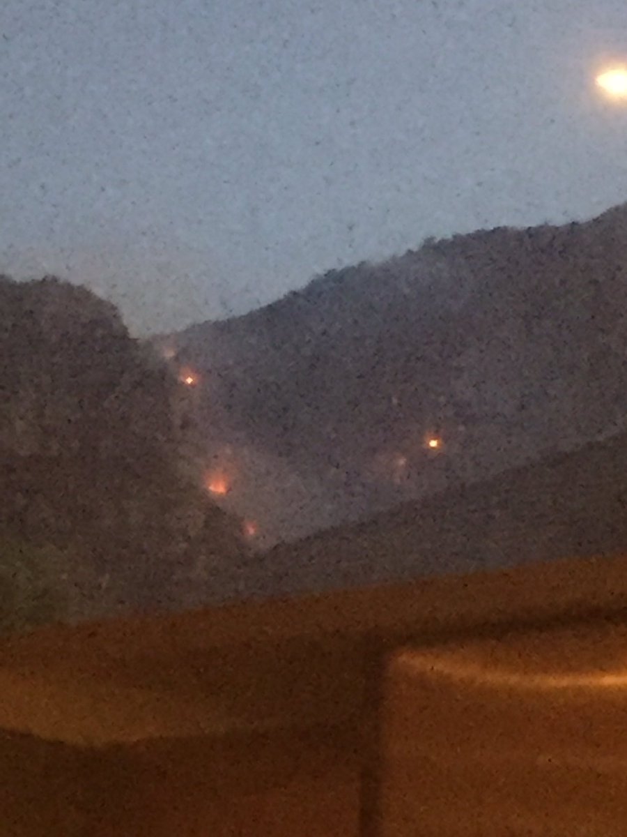Bossutlizet's tweet photo. Can see the fire from our house! Insane be safe @vwsfires #12ApostlesFire https://t.co/dtsHLBZyMw