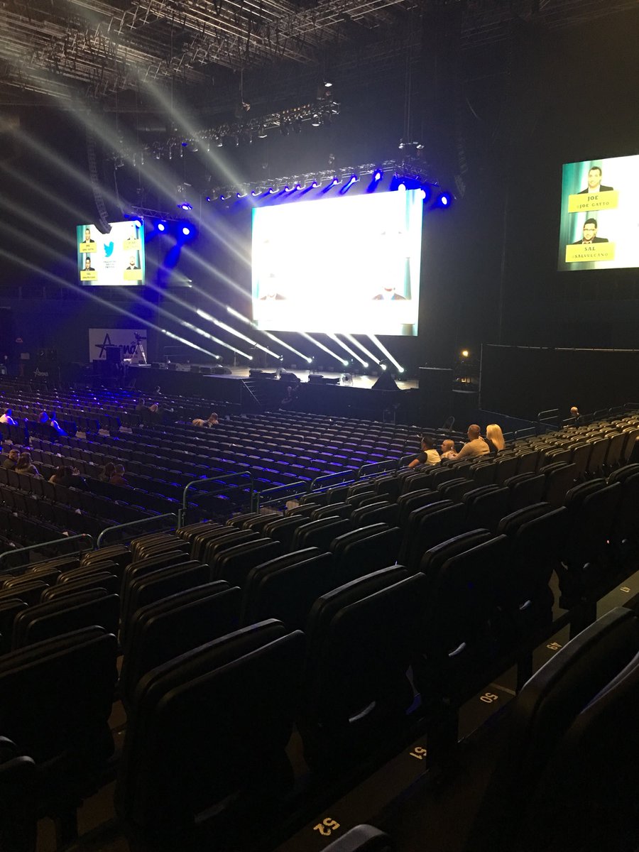 Almost time for the boys #jokersBirmingham <a href="/Joe_Gatto/">Joe Gatto</a> <a href="/SalVulcano/">Sal Vulcano</a> <a href="/jamessmurray/">Murr</a> <a href="/BQQuinn/">Brian Quinn</a>