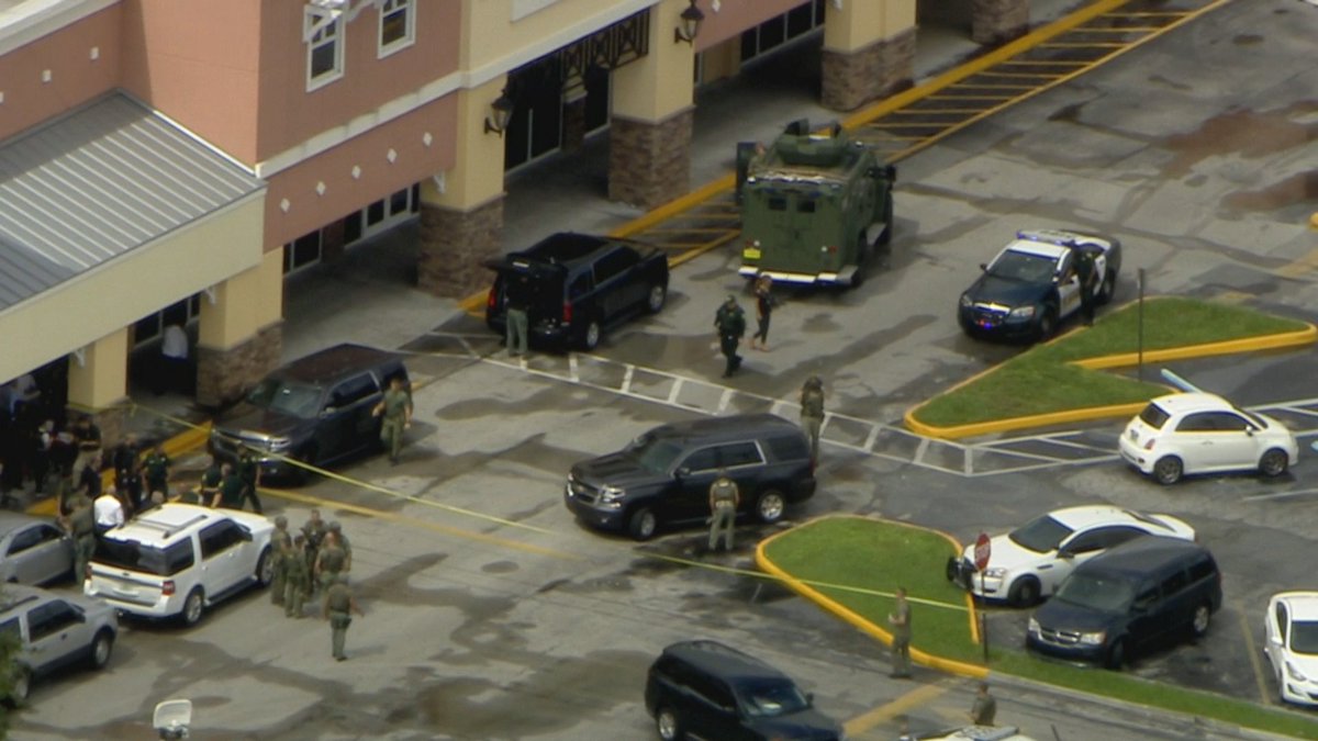 WATCH LIVE Active shooter investigation continues at Lauderhill Winn-Dixie bit.ly/2xBYs91?utm_me… https://t.co/Z040LXIPXJ