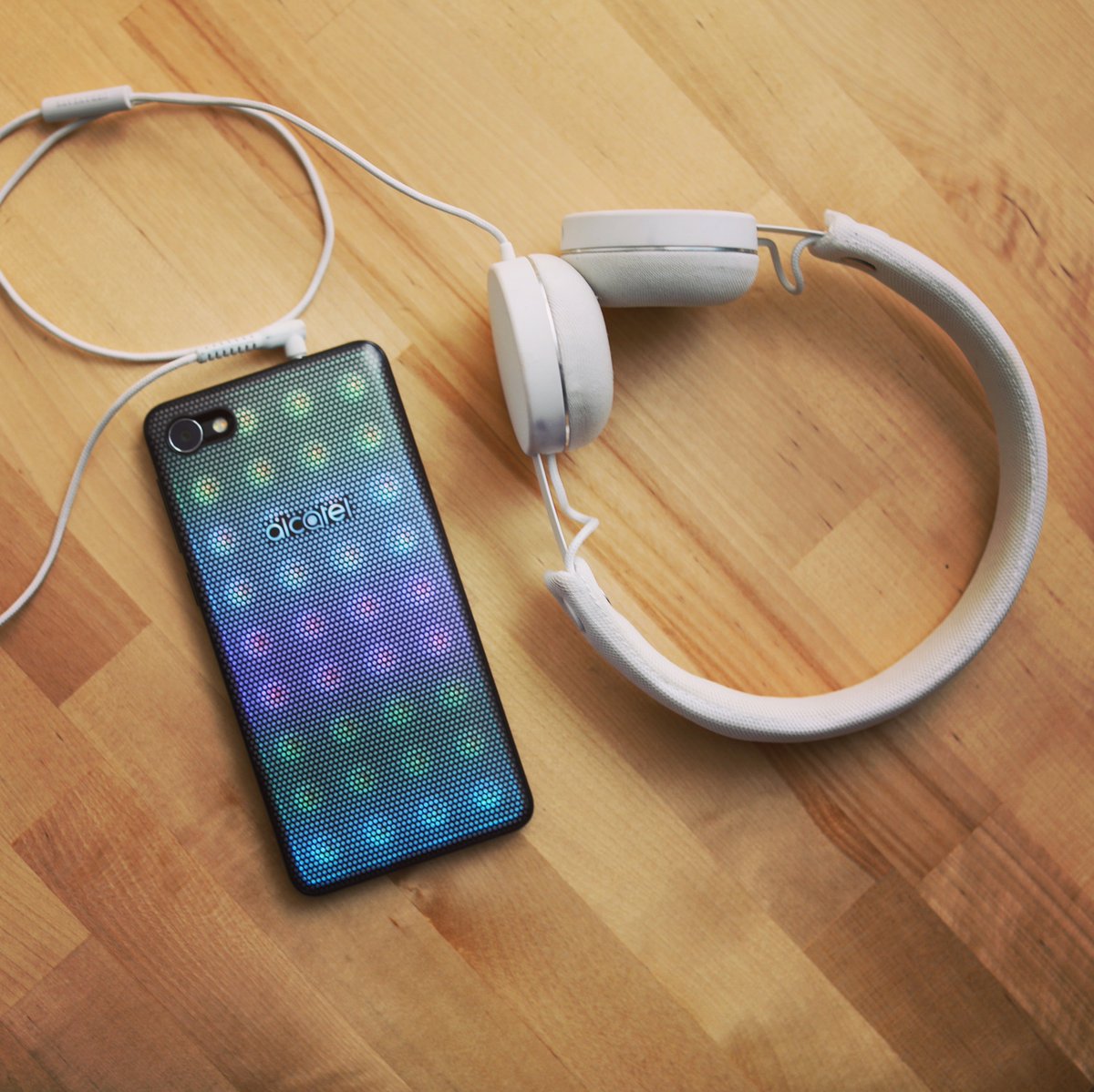 alcatelmobileuk's tweet image. Feeling blue? Feeling pink? Feeling green? Match your phone to your mood with the #A5LED's interactive LED cover! #EnjoyNow at @CPWTweets!
