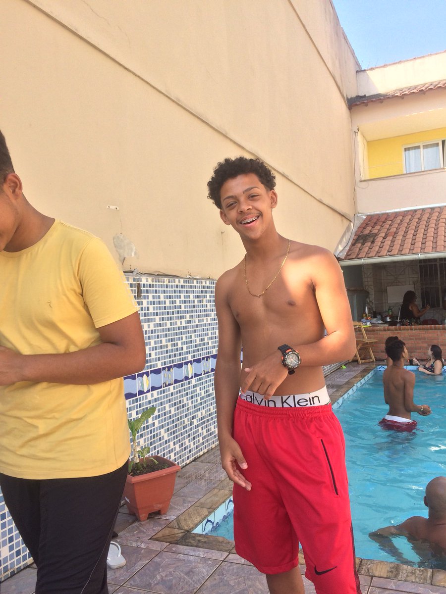 luciogualbertoo's tweet photo. Paparazzi pegou mAne #destraido https://t.co/OSf6drEUuh