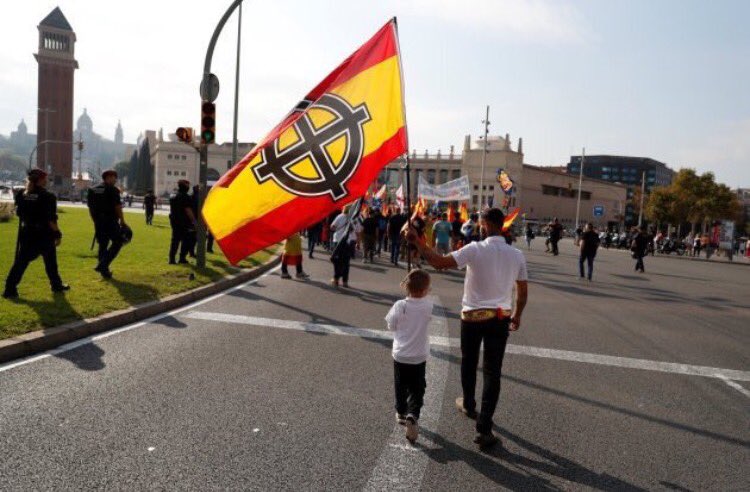 jordinogueras61's tweet photo. Hola @InesArrimadas por favor denuncia a este padre independentista que adoctrina a su hijo con basura, HELP! ESTO ES UN SIN VIVIR!! AYUDA!! https://t.co/X6ND1YvlkZ