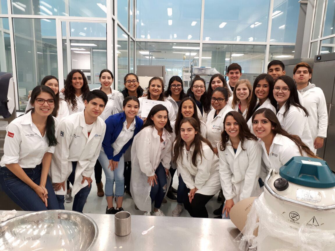 JulietaTrevio3's tweet photo. Gracias a todos por participar en nuestro taller de Nitro-Popcorn y Rompope 😍 #OrgulloCCE https://t.co/rTVjzD1o0x