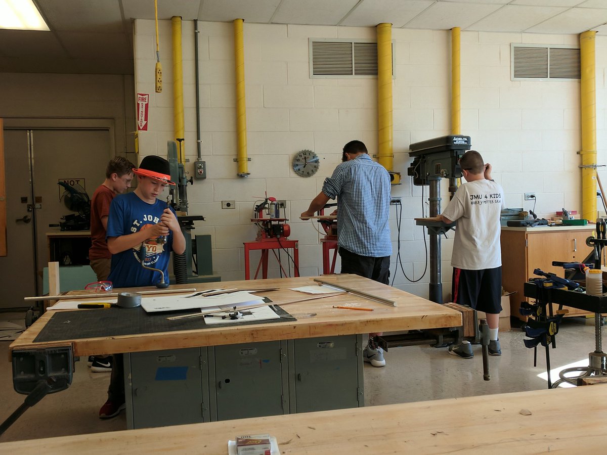 knavtech's tweet photo. #Maker Club diving right in! If you can think it, you can #make it @MapleHill_MS #design #Problemsolved https://t.co/quUWdRFjUB