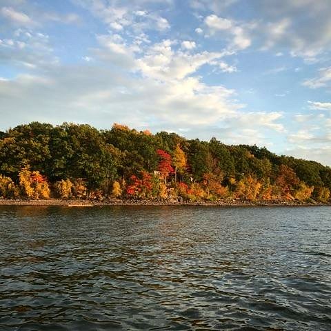 What's better than a sunset sail? A sunset sail with gorgeous fall foliage. ⛵🍁🍂

#fall #fallfoliage #lakewallenpaupack #lakelife #poconomtns #lakewally #patravelhappy