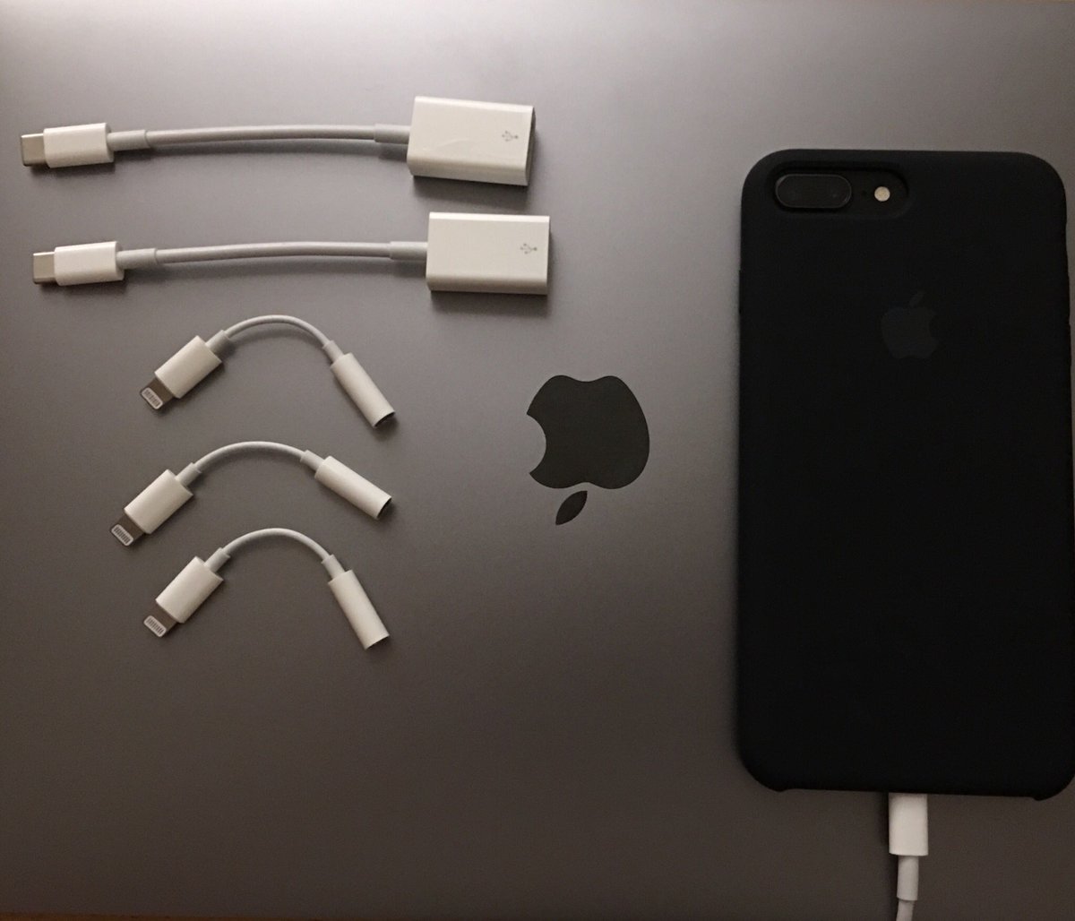 AllHailTheVoid's tweet image. 2017, I got you fam. #macbookpro2017 #iPhone8Plus