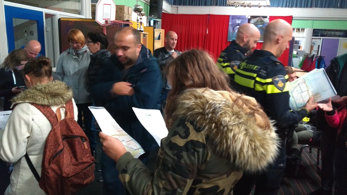 BasvdTillaar's tweet photo. #WeekvandeVeiligheid Politie  #Vlissingen draait spel 'boef in de wijk' in #Bossenburg. Veiligheid doen we samen! https://t.co/hsbAcFgHC1