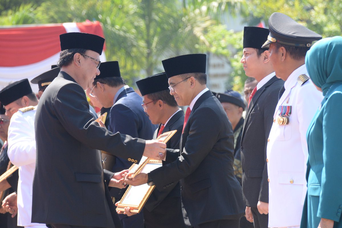 <a href="/banyuwangi_kab/">Kabupaten Banyuwangi</a> pertama raih penghargaan sbg Pusdalops terbaik se-Jatim, piagam diserahkan <a href="/tjahjo_kumolo/">TJAHJO KUMOLO</a> Mendagri RI kpd Bupati <a href="/a_azwarnas/">Abdullah (Azwar Anas)</a>