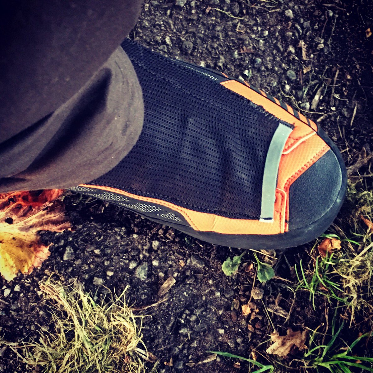 Lilla_Pete's tweet photo. A couple of km stomping around the streets&parks after work. You can’t walk slowly in them! @ScarpaUK #RibelleTech #RibelleMountainTechOD https://t.co/Jpm3yw6fr4