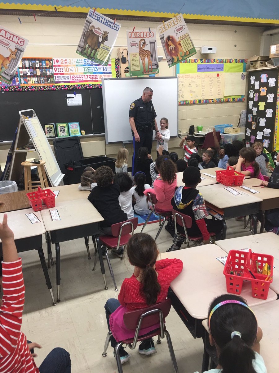 DrThomasFerry's tweet photo. Thank you to OBPD Officers Mottola&amp;Gant for visiting our 1st grade and also taking part in our schoolwide art project. #obproud #cheeproud https://t.co/ltnHC9YlKX