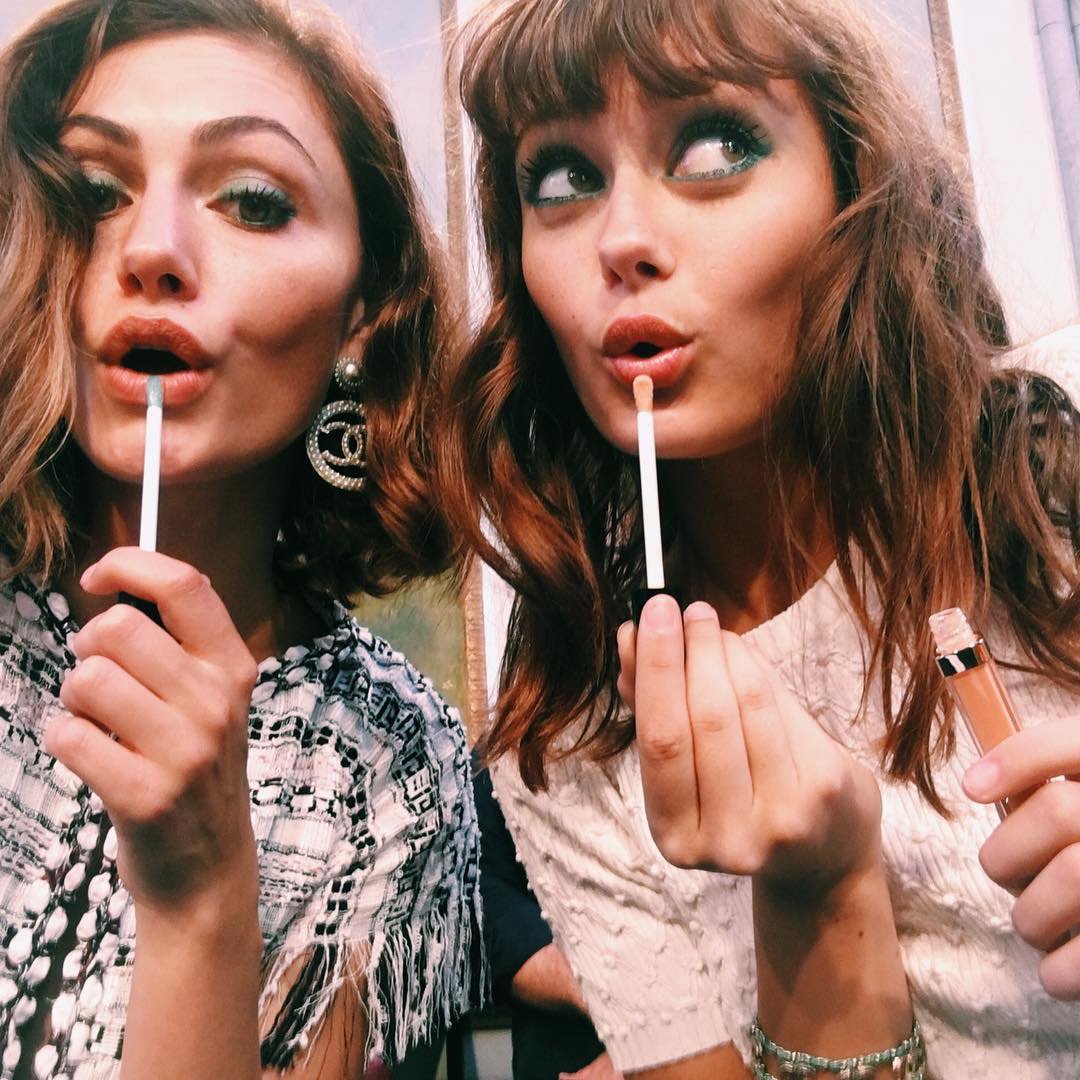 Phoebe Tonkin Daily on X: IG | phoebejtonkin: “Stole your look  ella_purnell #CHANELNEAPOLIS #chanelmakeup luciapicaofficial x”  #EllaPurnell @1PhoebeJTonkin t.cobY19ubYmKi  X